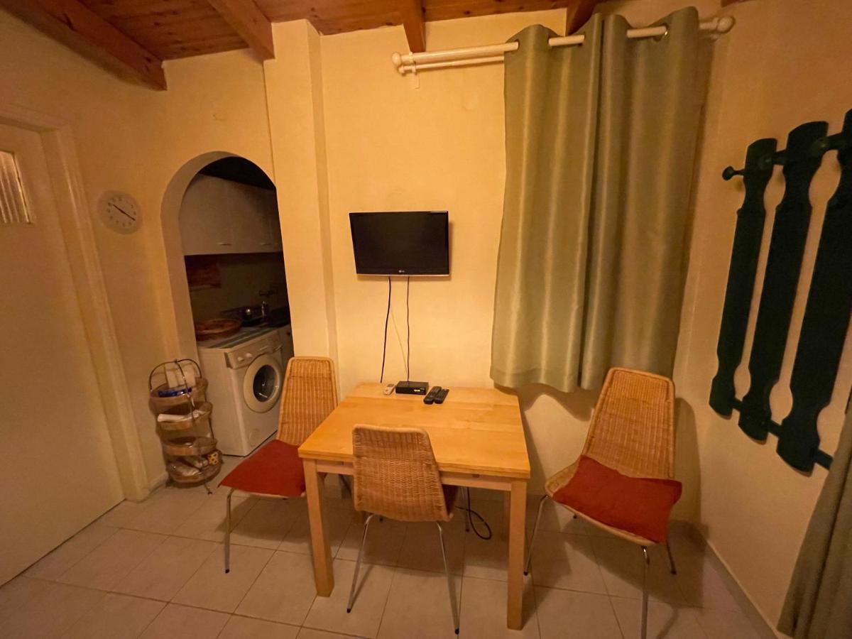 Maria'S Haus In Artemida Leilighet Eksteriør bilde